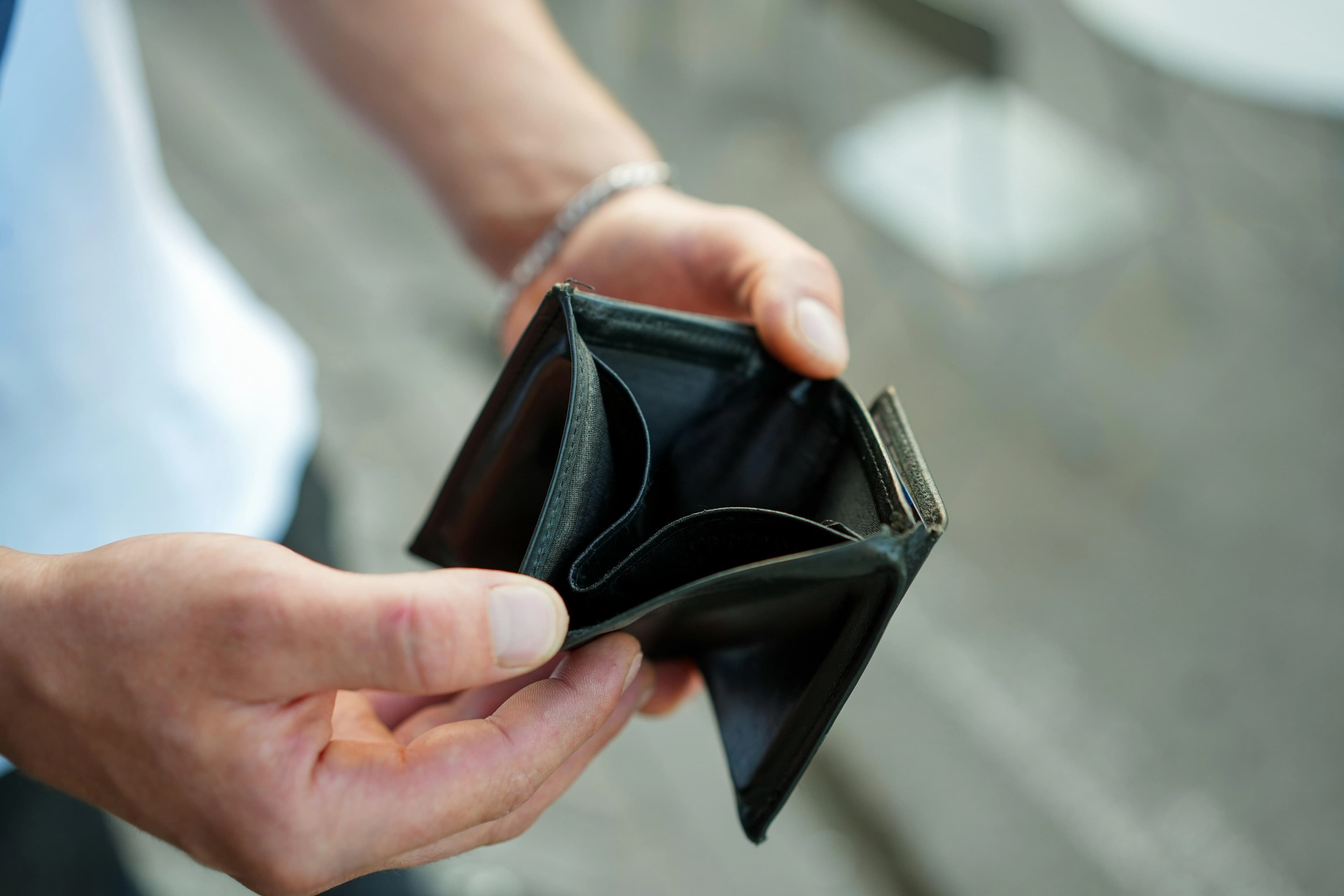 Money's Tight: New Data Shows Auto-Loan Late Pays Keep Climbing