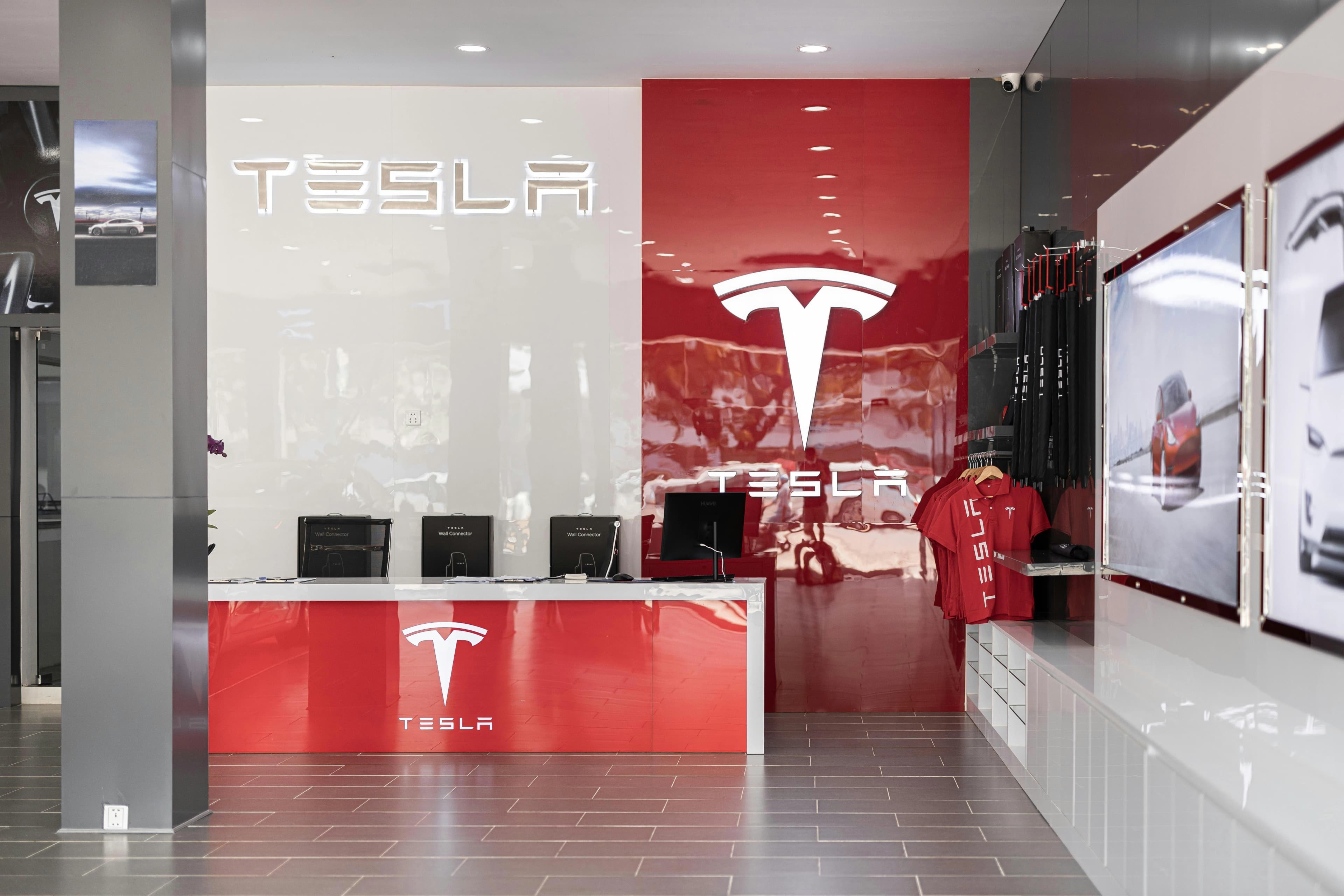 Tesla Wants to Fix Your Car in Your Driveway Because the Service Center is Full